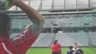 Stadyumdaki ragbi oyuncuları üzerinde veri işleme animasyonu. global spor, fitness ve veri işleme konsepti dijital olarak oluşturulmuş video.