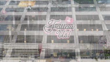 Yüksek binaya karşı yüzen çoklu sosyal medya simgelerinin dijital bileşimi. Sosyal medya ağı ve teknoloji kavramı