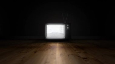 Ağlayan yüz emojisi televizyon ekranında, siyah arka planda ahşap bir yüzey üzerinde. Televizyon ve eğlence teknolojisi kavramı