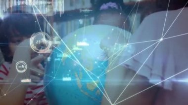 İlkokulda öğrencilere coğrafya öğreten kadın öğretmen üzerindeki bağlantılar. Okula ve eğitim konseptine dönüş