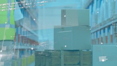 Depoda çalışan tablet kullanan bir adamın veri işleme animasyonu. küresel sevkiyat, dağıtım ve bağlantılar konsepti dijital olarak oluşturulmuş video.