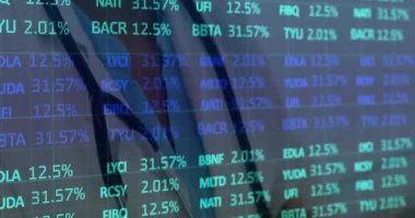 Kadın doktor üzerinde istatistik ve veri işleme animasyonu. küresel tıp, sağlık hizmetleri, dijital arayüz ve teknoloji konsepti dijital olarak oluşturulmuş video.