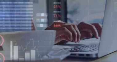Dizüstü bilgisayar kullanan bir kadının istatistik ve veri işleme animasyonu. küresel iş, dijital arayüz ve teknoloji konsepti dijital olarak oluşturulmuş video.