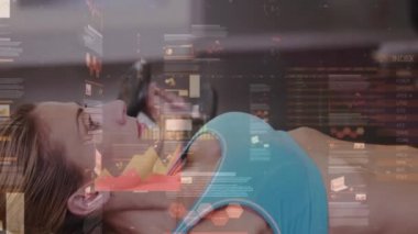 Jimnastik aletleriyle egzersiz yapan güçlü bir kadının veri işleme animasyonu. spor, fitness ve veri işleme kavramı dijital olarak oluşturulmuş video.