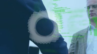 Havaalanı pistinde el sıkışan iki iş adamının orta kesiminde soyut şekil ve veri işleme. iş seyahati ve teknoloji kavramı