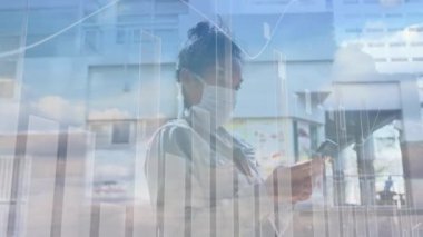 Sokakta akıllı telefon kullanarak yüz maskesi takan Asyalı kadın hakkında istatistiksel veri işleme. Coronavirus covid-19 salgın konsepti