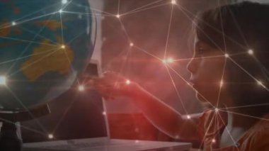 İlkokulda bir küreyi kullanarak coğrafya öğrenen beyaz bir kız hakkında bağlantılar. Okula ve eğitim konseptine dönüş