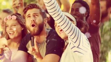 Dışarıda dans eden mutlu insanların üzerine düşen beyaz lekelerin animasyonu. parti ve eğlence konsepti dijital olarak oluşturulmuş video.