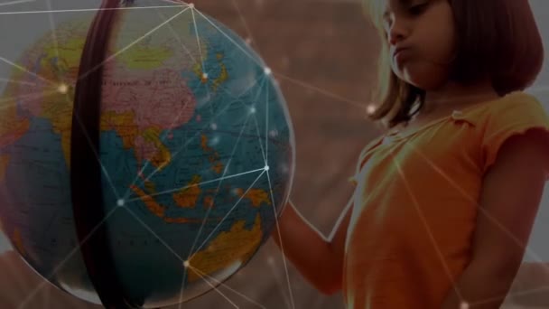 Netwerk Van Verbindingen Kaukasisch Meisje Leren Aardrijkskunde Met Behulp Van — Stockvideo