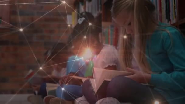 Светящаяся Сеть Связей Над Различными Студентами Обучающимися Библиотеке Начальной Школе — стоковое видео