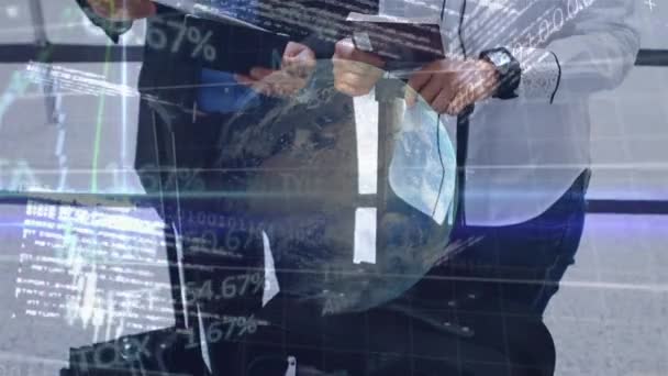 Elaborazione Dati Borsa Contro Uomo Affari Donna Affari Con Passaporto — Video Stock