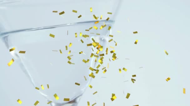 Animatie Van Confetti Vallen Cocktailglas Witte Achtergrond Feest Feestconcept Digitaal — Stockvideo