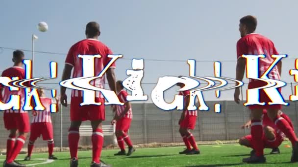 Animacja Tekstu Kick Nad Piłkarzami Boisku Media Społecznościowe Koncepcja Komunikacji — Wideo stockowe