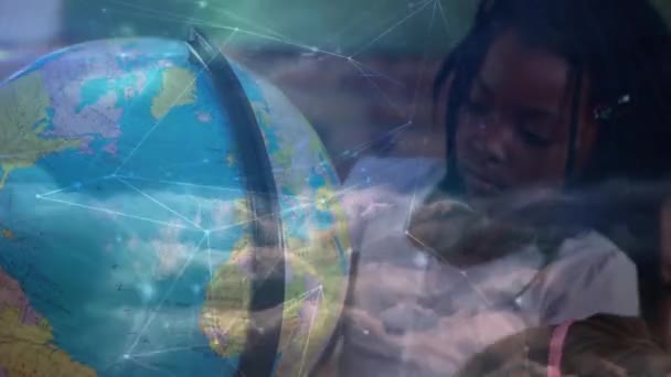 Farklı Coğrafya Öğrencilerinin Ilkokulda Bir Küreyi Kullanarak Öğrenmesi Ile Ilgili — Stok video
