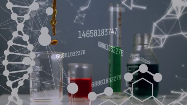 在化学测量杯上旋转Dna链的动画 科学与研究概念数码视频 — 图库视频影像