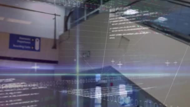 空港でデジタルタブレットを使用しているビジネスマンの中央部に対する株式市場データ処理 世界経済とビジネス技術の概念 — ストック動画