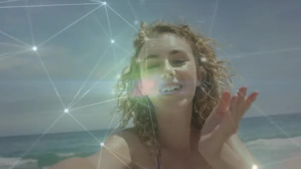 ビーチでキスを吹いている白人女性の肖像画に対する接続のネットワークを耕す 旅行や休暇やテクノロジーの概念は — ストック動画