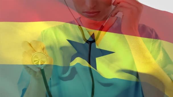 Digitale Samenstelling Van Ghana Vlag Zwaaien Tegen Kaukasische Vrouwelijke Gezondheidswerker — Stockvideo