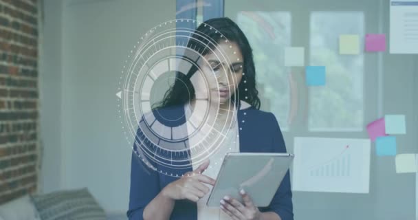 オフィスでデジタルタブレットを使用してインドの女性に対するデータ処理とデジタルインターフェイス 世界的なビジネスと技術の概念 — ストック動画