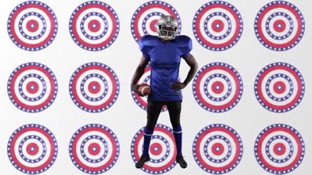 非裔美国橄榄球选手持球站在旋转的圈子里与多颗恒星对抗 体育比赛及比赛概念 — 图库视频影像