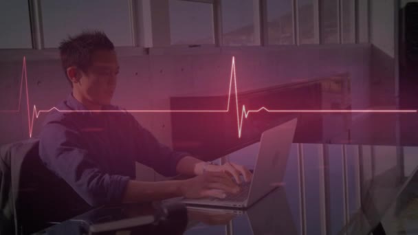 Animación Monitor Ritmo Cardíaco Sobre Hombre Negocios Usando Portátil Conexiones — Vídeo de stock