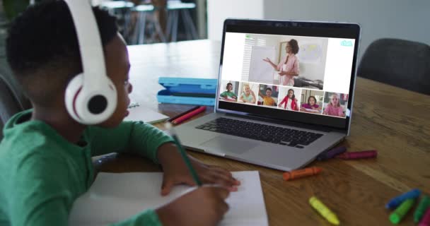 Afroamerikansk Pojke Gör Läxor När Han Har Videokonferens Laptop Hemma — Stockvideo