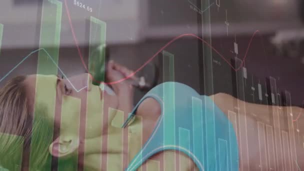 Animação Processamento Dados Sobre Mulher Forte Que Exercita Com Equipamento — Vídeo de Stock