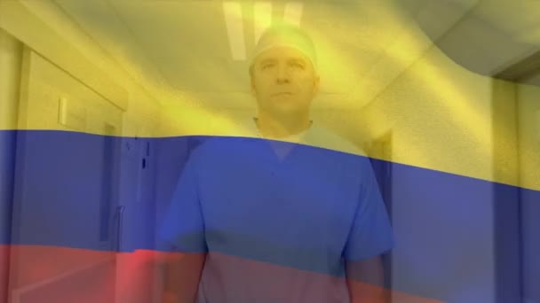 Colombia Flagga Vinka Mot Kaukasisk Senior Manliga Hälso Och Sjukvårdspersonal — Stockvideo