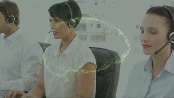 Ludzki Mózg Kontra Zespół Menedżerów Obsługi Klienta Noszących Słuchawki Telefoniczne — Wideo stockowe