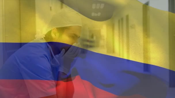 Digitale Samenstelling Van Colombia Vlag Zwaaien Gestresste Kaukasische Mannelijke Gezondheidswerker — Stockvideo