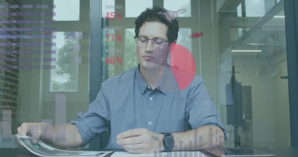 Statistische Gegevensverwerking Tegen Portret Van Een Blanke Man Die Praat — Stockvideo