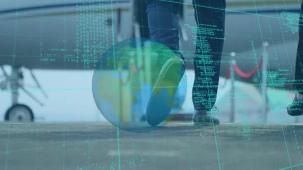 空港滑走路を歩いているビジネスマンの低いセクションの上にグローブとデータ処理 航空と航空旅行の概念 — ストック動画