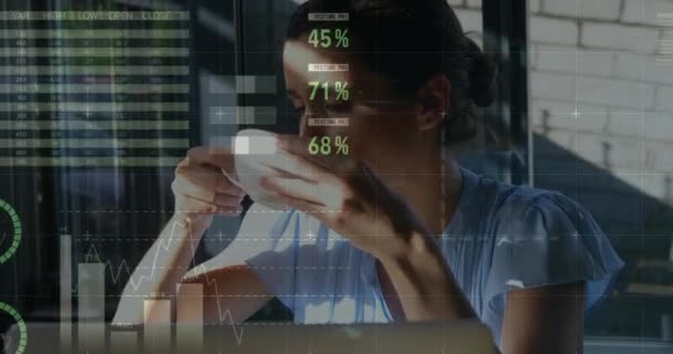 Animacja Statystyk Przetwarzanie Danych Przez Kobietę Korzystającą Laptopa Globalny Biznes — Wideo stockowe