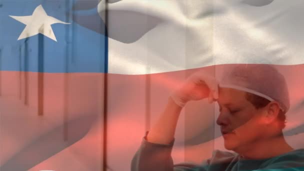 Цифровой Состав Чилийского Флага Размахивающего Против Стрессового Хирурга Кавказца Больнице — стоковое видео