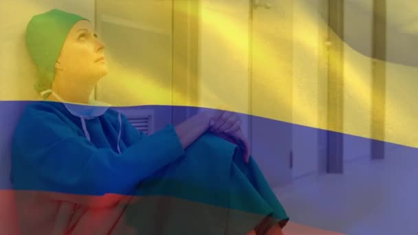 Cyfrowa Kompozycja Flagi Kolumbii Machająca Przed Zestresowaną Białą Chirurgiem Szpitalu — Wideo stockowe