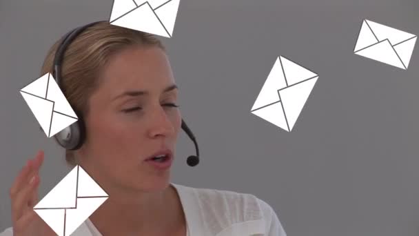 Animation Von Mail Symbolen Über Eine Frau Mit Kopfhörer Globales — Stockvideo