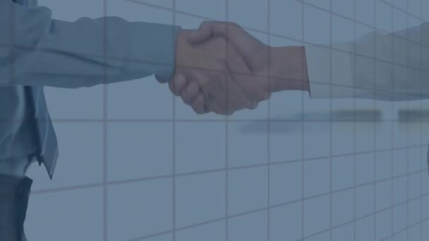 2人のビジネスマンの握手の中央部に対するグリッドネットワーク上の統計データ処理 ビジネスパートナーシップと技術コンセプト — ストック動画