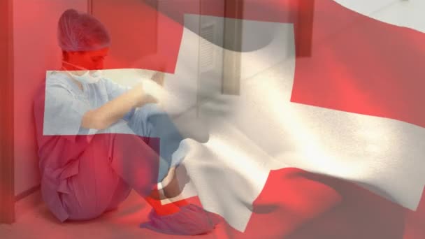 Bendera Swiss Mengibarkan Menentang Pekerja Kesehatan Perempuan Kaukasia Yang Stres — Stok Video