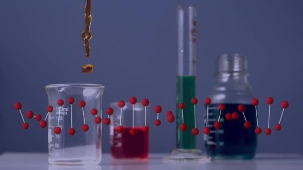 Animation Des Dna Strangs Der Sich Über Chemische Maßbecher Dreht — Stockvideo