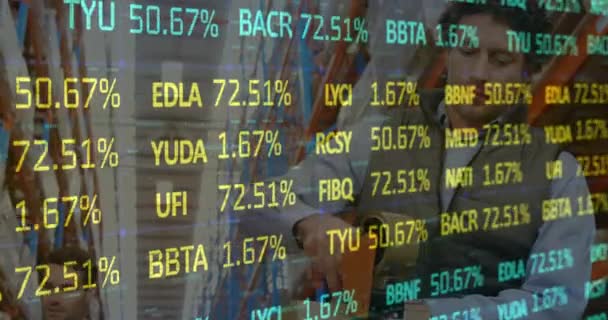 Procesamiento Datos Del Mercado Valores Contra Cajas Embalaje Caucásicas Trabajadores — Vídeo de stock