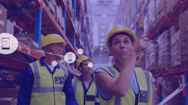Netzwerk Digitaler Symbole Gegen Team Von Männlichen Und Weiblichen Arbeitern — Stockvideo
