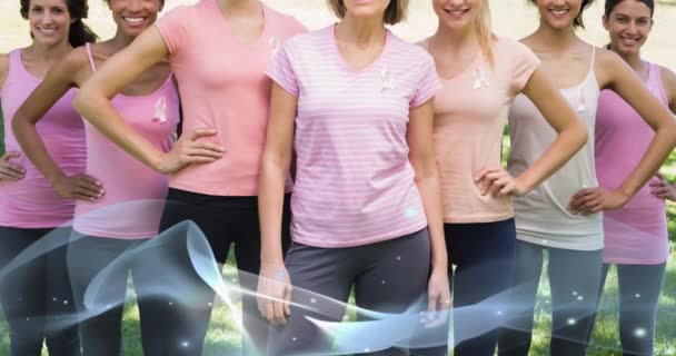 带着希望的文字和蓝色波浪的粉红缎带标识在不同的微笑女性群体上的动画 乳腺癌认识运动概念数字化生成的视频 — 图库视频影像
