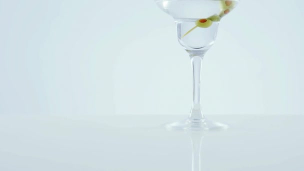 Animation Taches Rouges Déplaçant Sur Verre Cocktail Avec Des Olives — Video