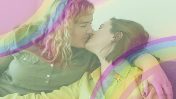 用彩虹和花朵在女同性恋者情侣的亲吻上勾勒出花朵的力量 人权与平等概念数码视频 — 图库视频影像