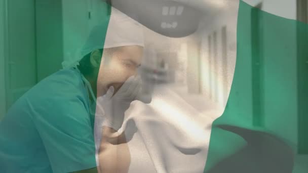 Composition Numérique Drapeau Nigeria Agitant Contre Chirurgien Caucasien Stressé Hôpital — Video