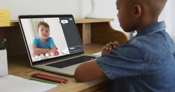 Niño Afroamericano Sosteniendo Lápiz Teniendo Una Videollamada Portátil Casa Aprendizaje — Vídeos de Stock