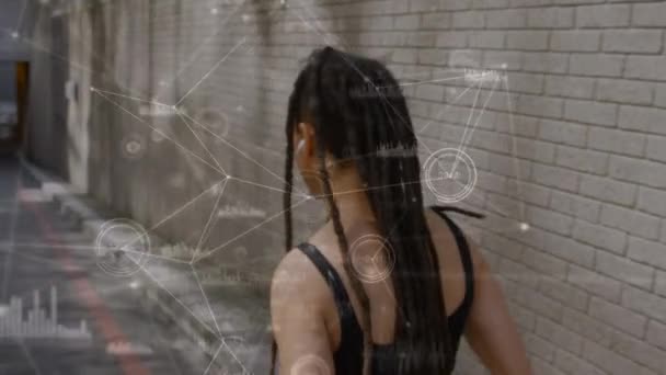针对在街上跑步的非洲裔美国妇女的连接和数据处理网络 健身和技术概念 — 图库视频影像