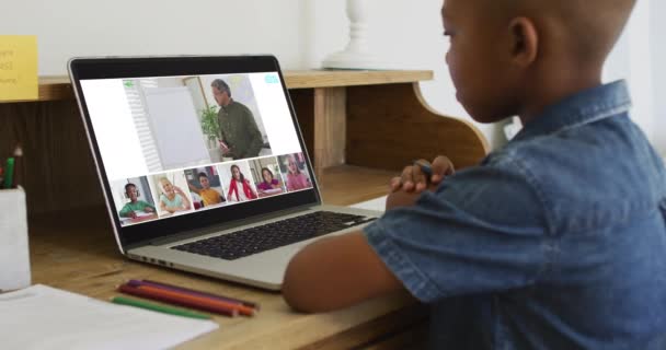 Африканський Американець Який Тримає Олівець Проводить Відео Конференцію Ноутбуці Вдома — стокове відео