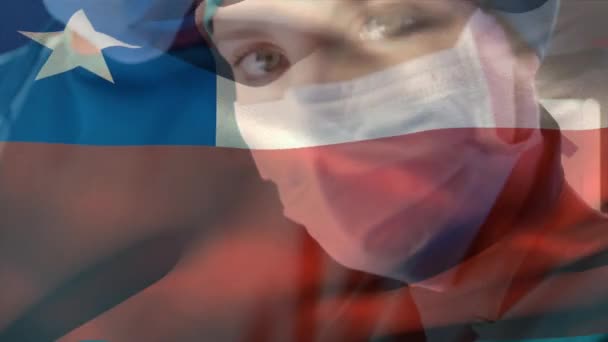 Цифровая Композиция Чилийского Флага Размахивающего Женщину Старшего Хирурга Маске Лица — стоковое видео