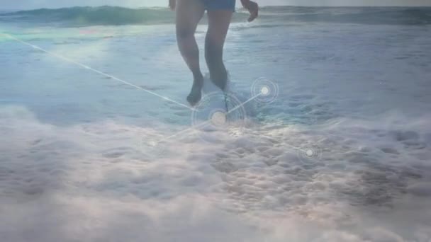 Мережа Язків Проти Низької Частини Жінки Біжить Пляжі Концепція Подорожей — стокове відео